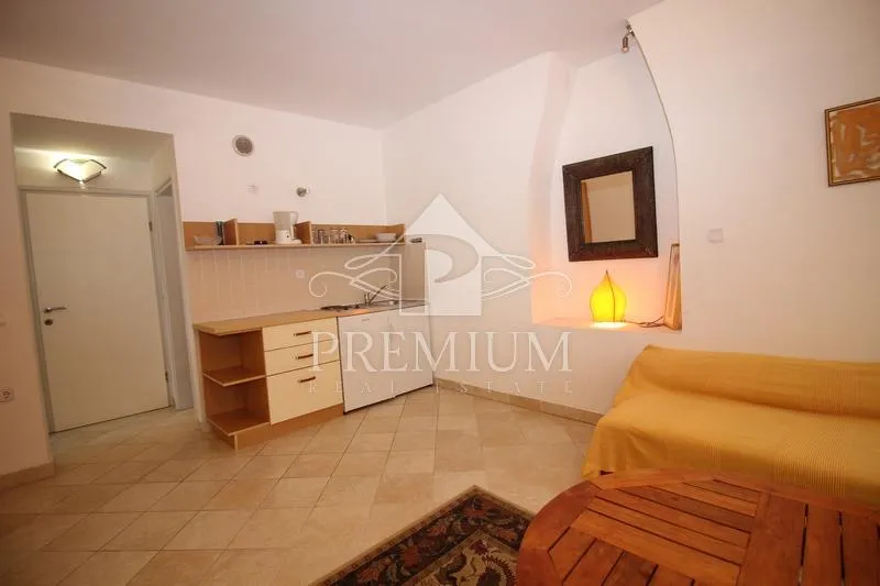 stara jezgra, kuća na 4 etaže, 5 apartmana, pogodno za razne djelatnosti - slika 19