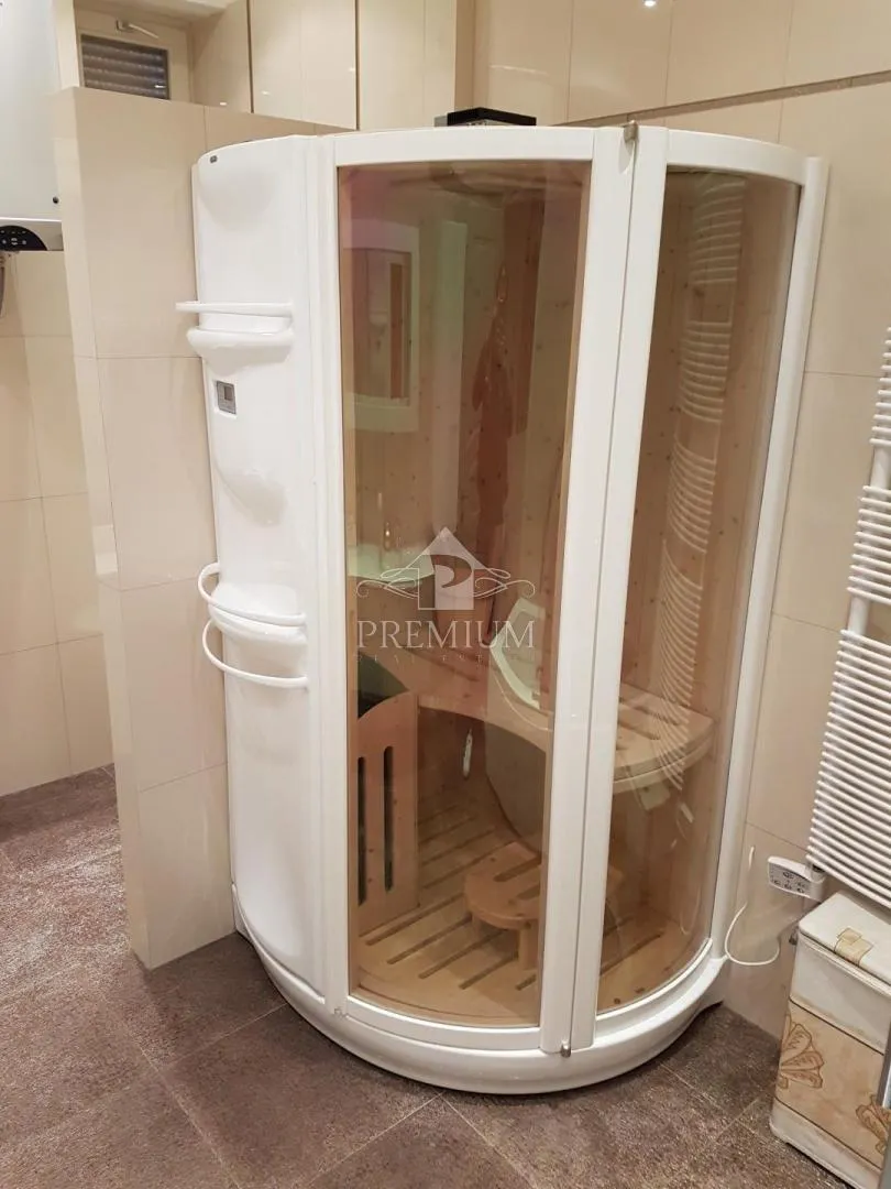 adaptiran stan u staroj vili blizu centra i mora, garaža, pogled - slika 34