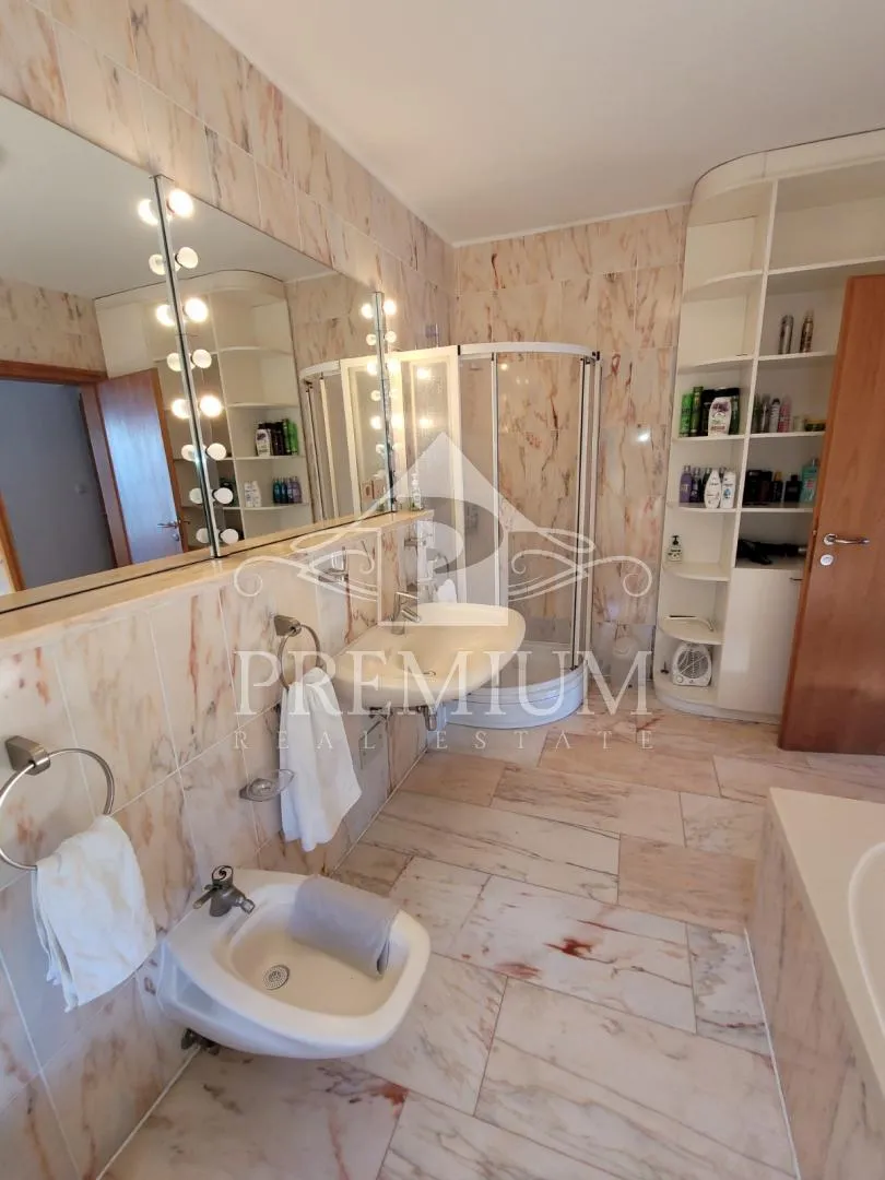 ekskluzivna vila sa bazenom, blizina mora - slika 26