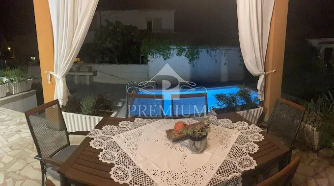 kuća sa tri apartmana, bazen, blizina mora, okućnica - slika 27