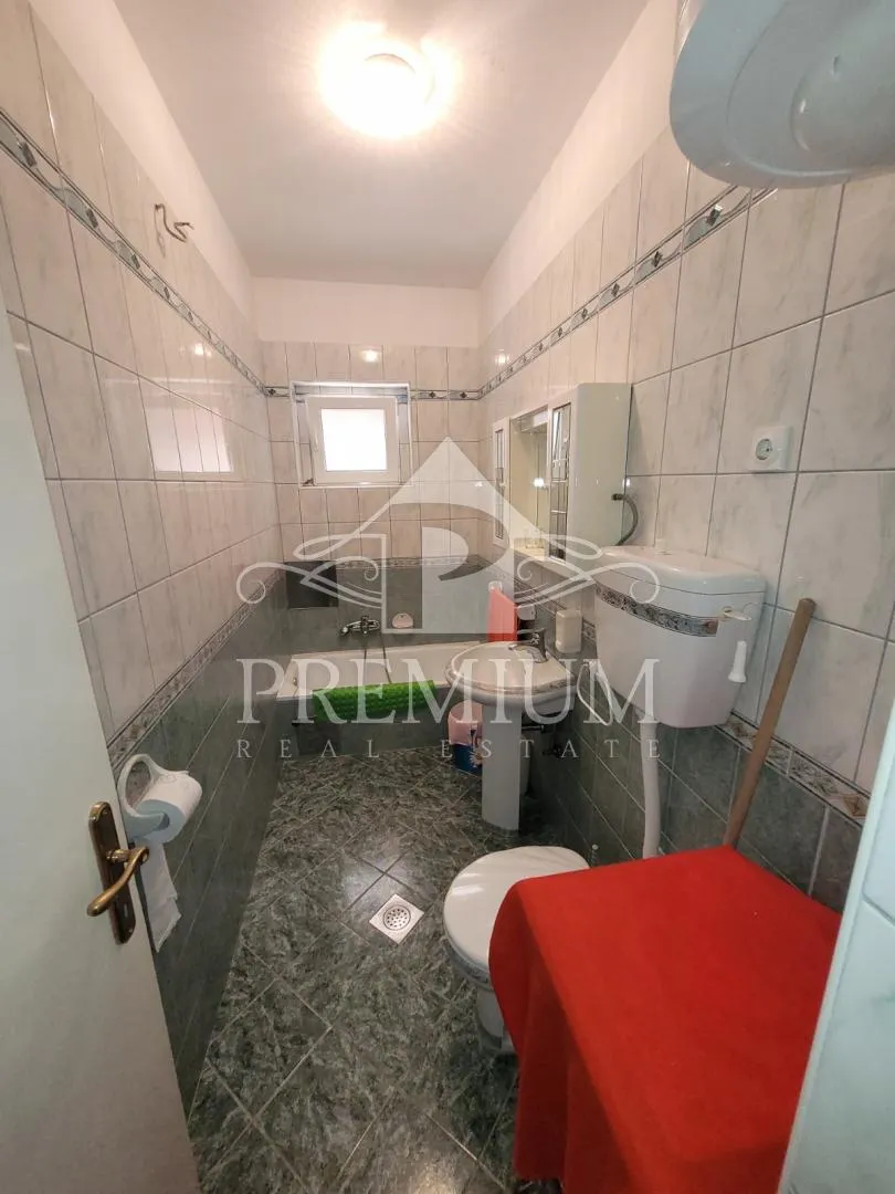 kuća sa 4 stambene jedinice, pogled, dvorište - slika 34