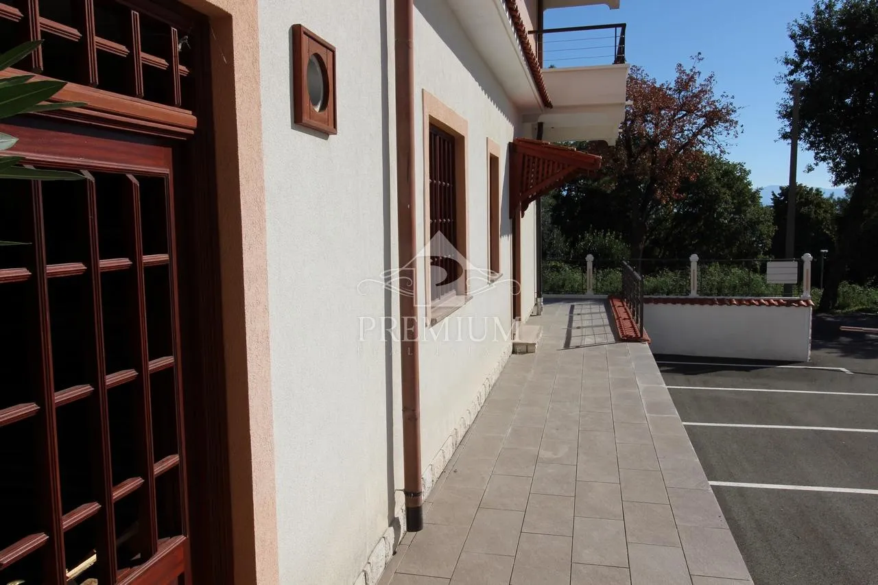 dvoetažni stan sa 2 terase i balkonom, blizina centra - slika 9