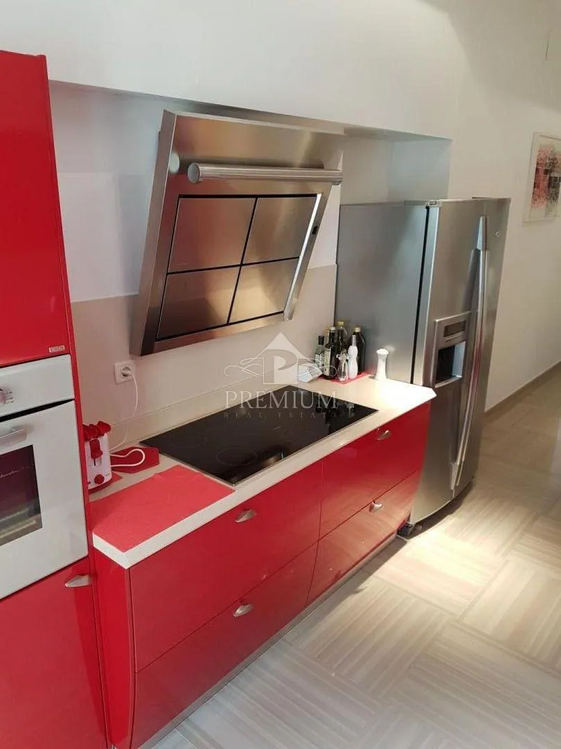 adaptiran stan u staroj vili blizu centra i mora, garaža, pogled - slika 16