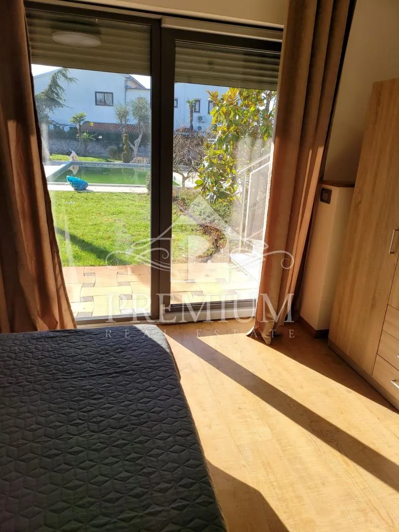 vila sa dva bazena, velika okućnica, blizina mora - slika 28
