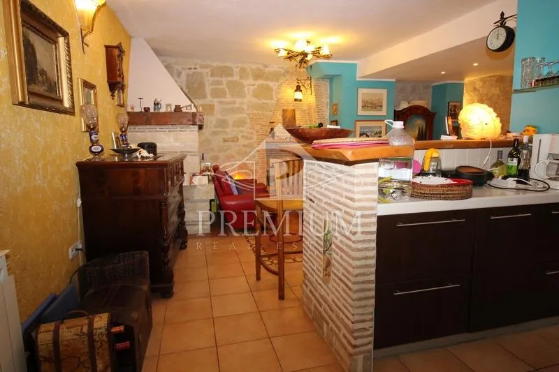 stara jezgra, kuća na 4 etaže, 5 apartmana, pogodno za razne djelatnosti - slika 9