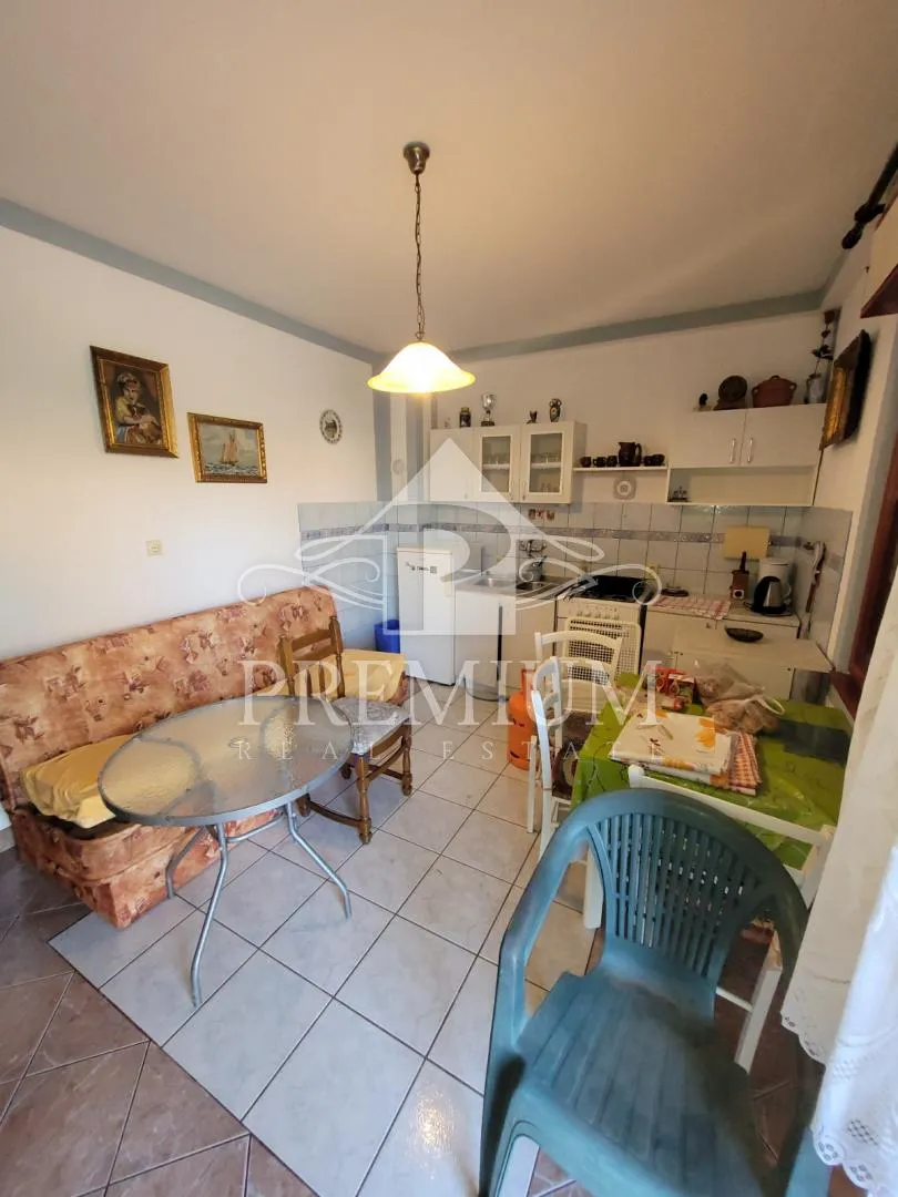 kuća sa 4 stambene jedinice, pogled, dvorište - slika 11