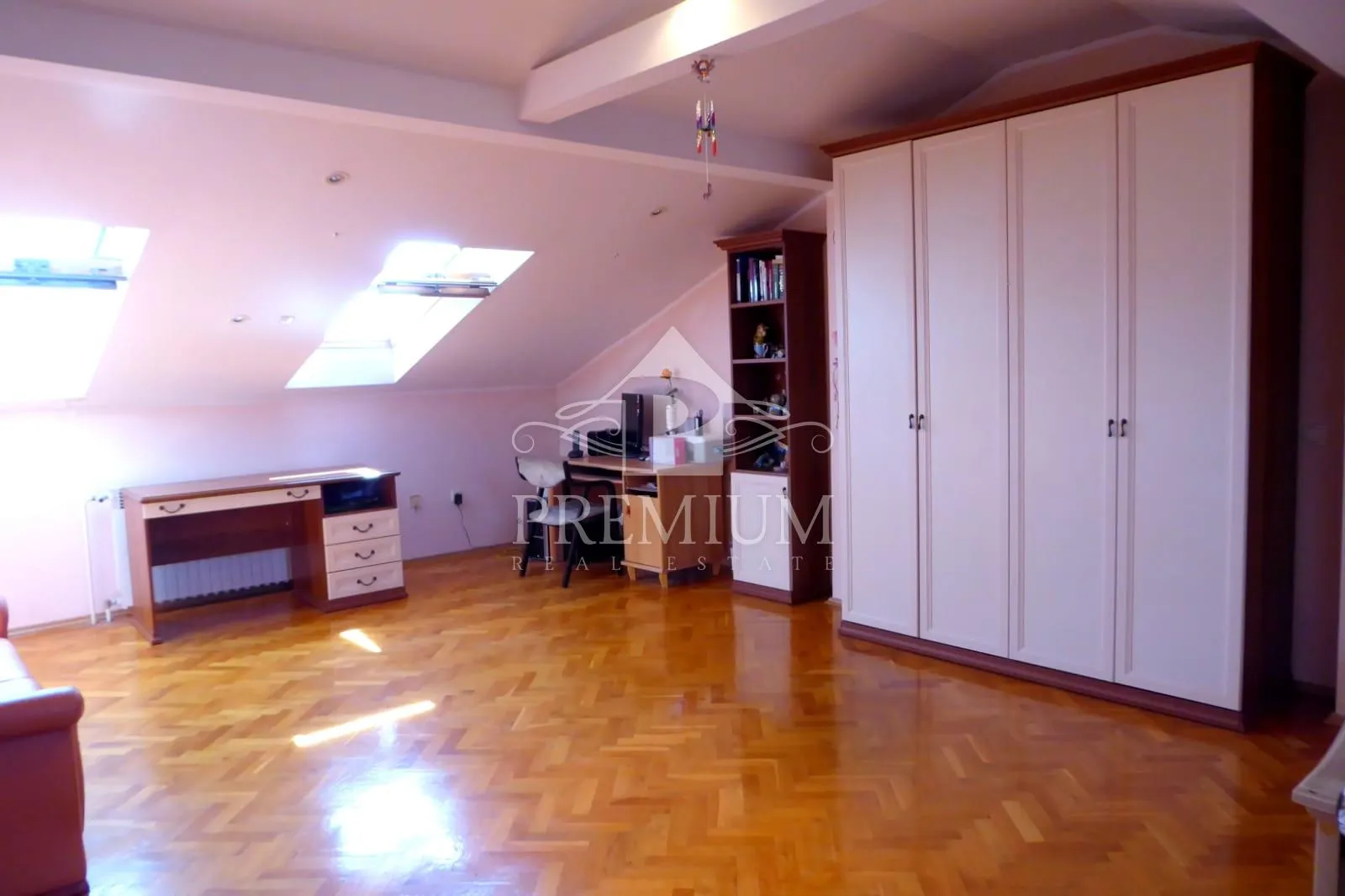 kuća sa tri stambene jedinice, okućnica, blizina centra - slika 5