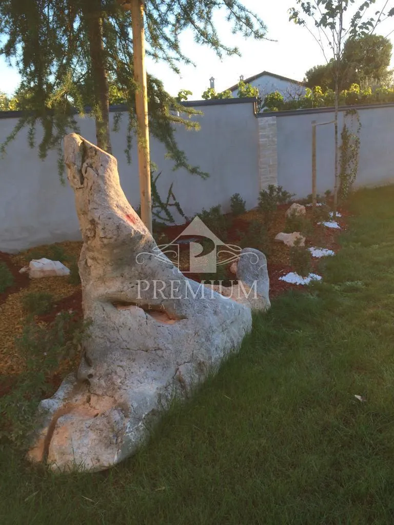 vila sa dva bazena, velika okućnica, blizina mora - slika 63