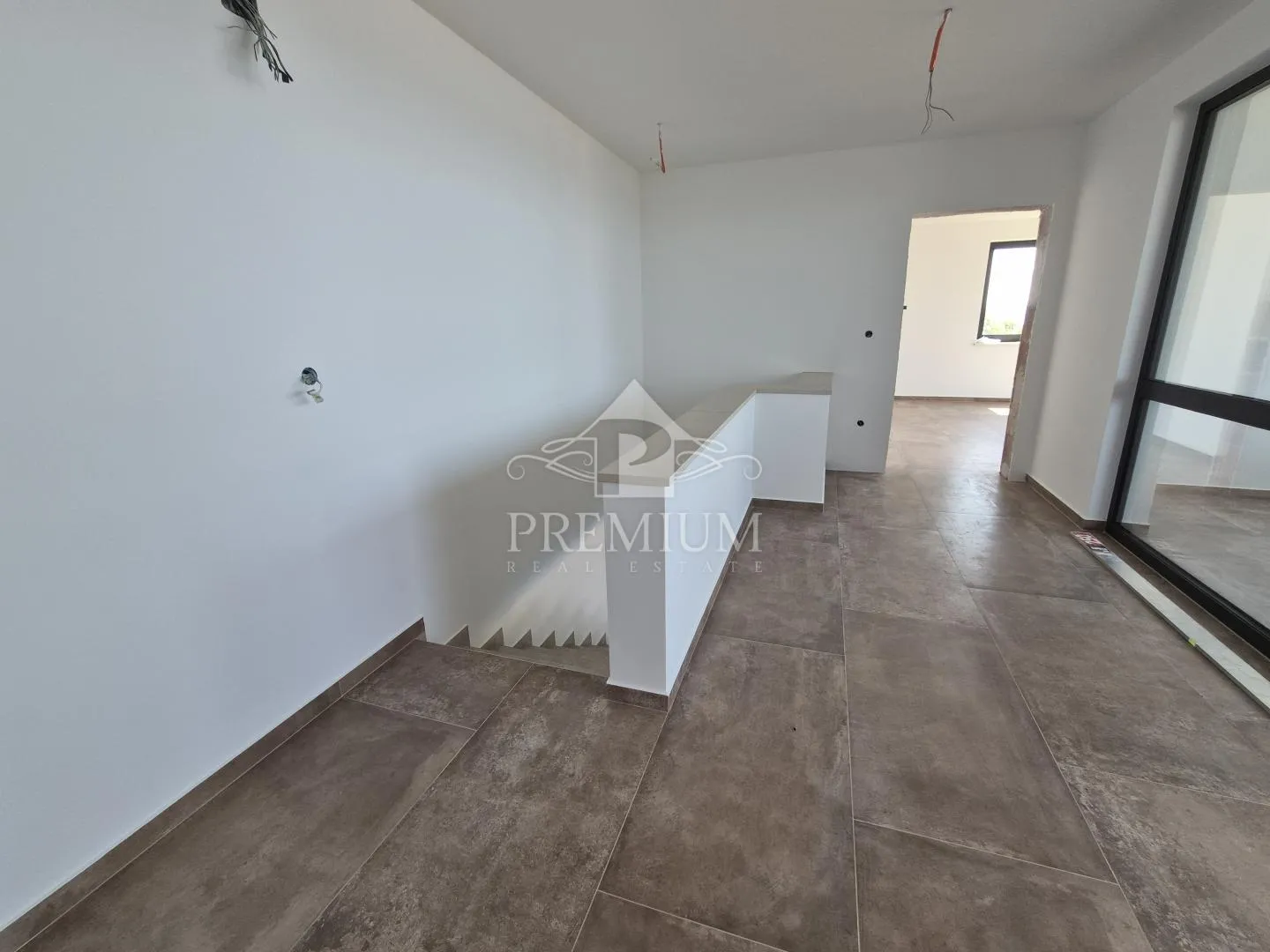 moderna novogradnja sa bazenom, pogled, garaža - slika 19