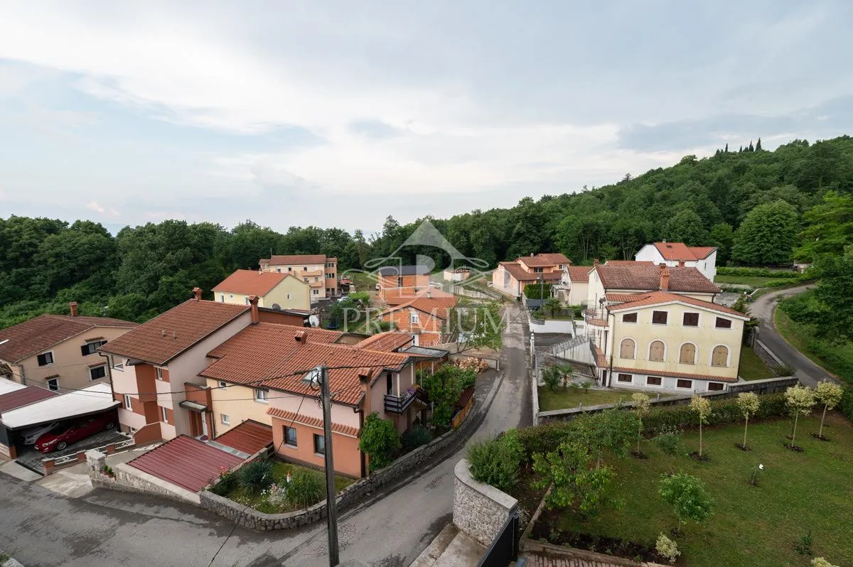 moderno uređena kuća s bazenom i okućnicom - slika 22