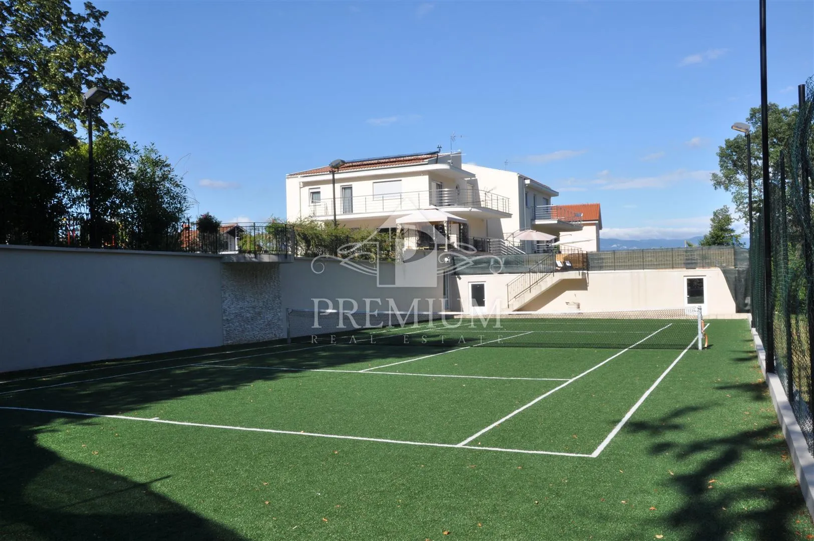 dvojna vila s bazenom i garažom, teniski teren - slika 14
