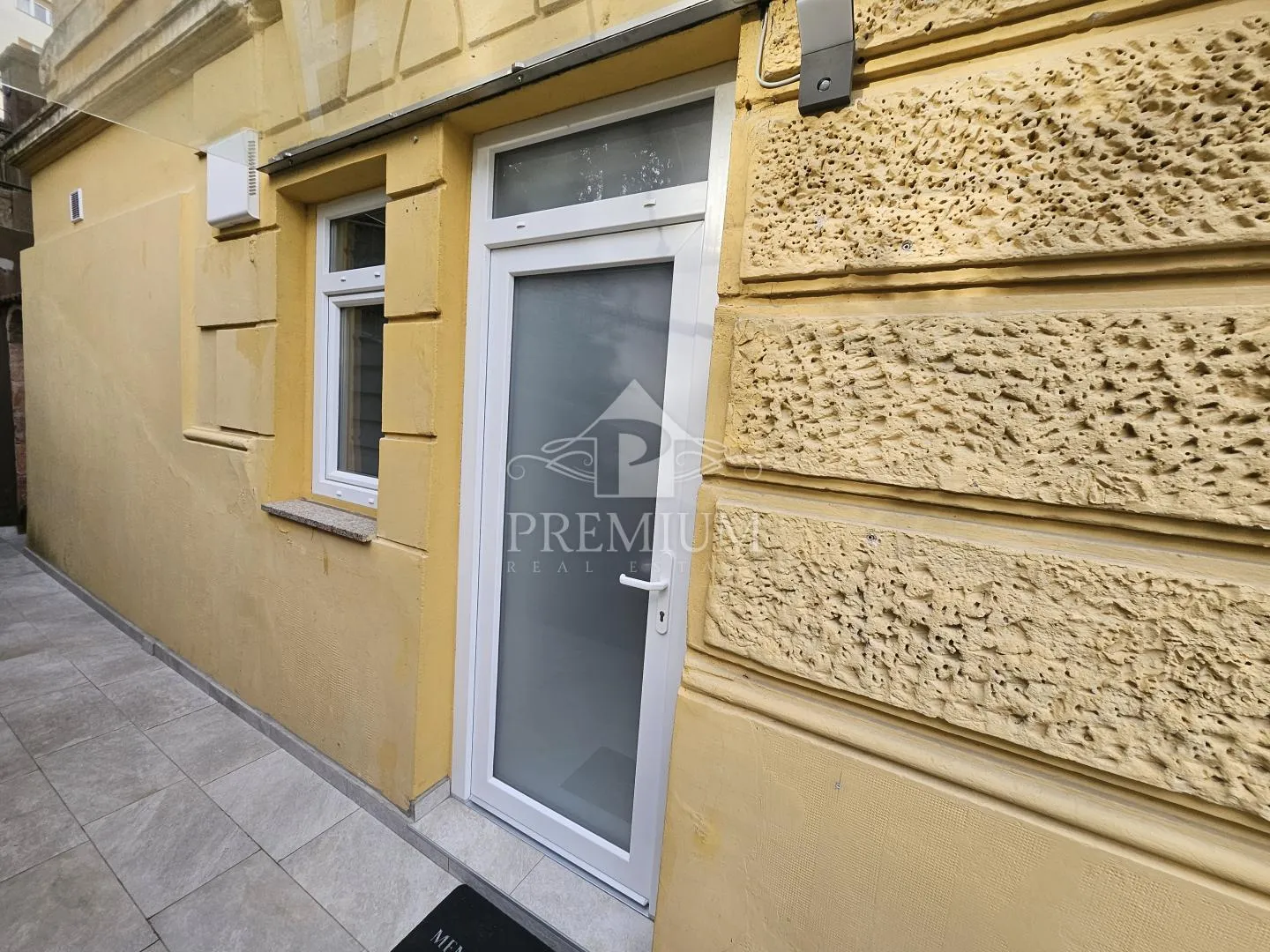 studio apartman, blizina mora i centra - slika 10