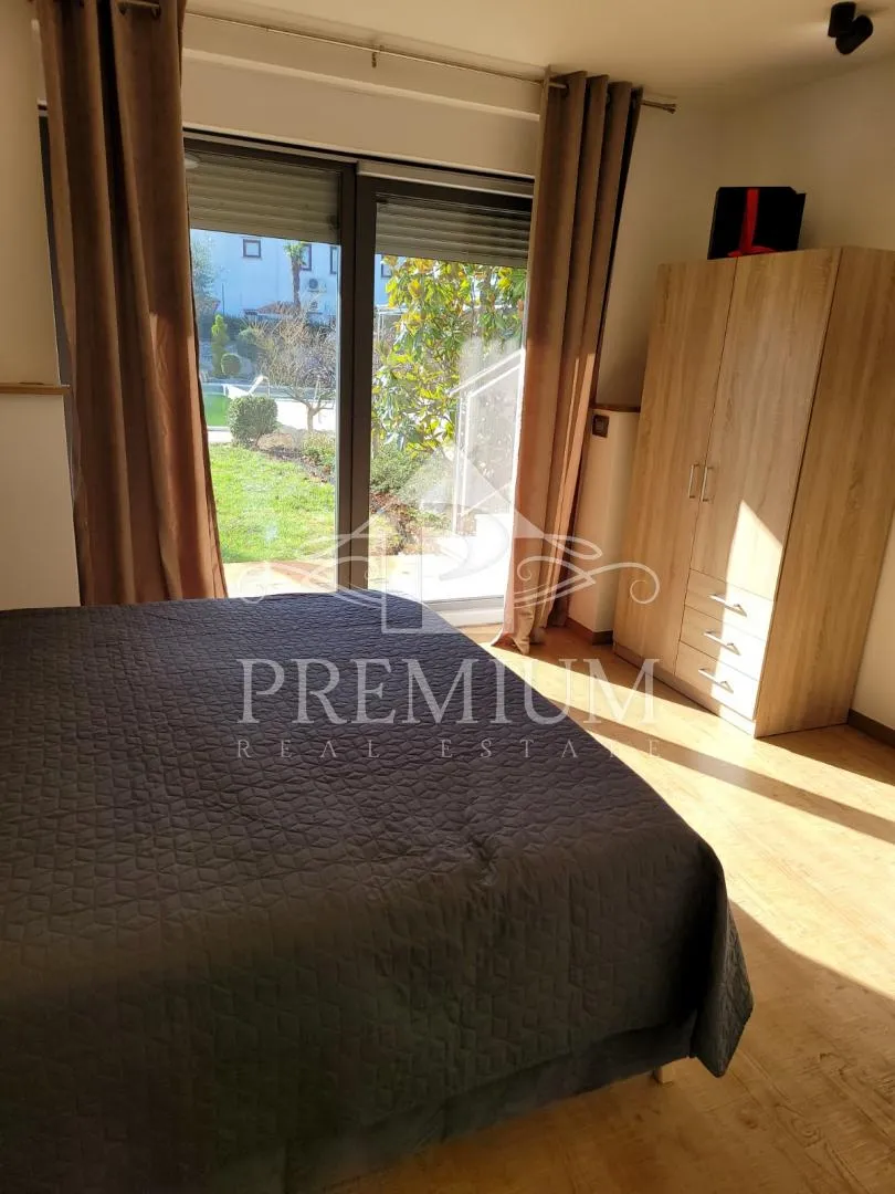 vila sa dva bazena, velika okućnica, blizina mora - slika 27