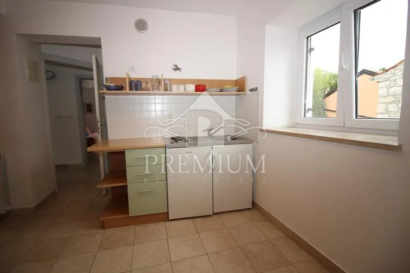 stara jezgra, kuća na 4 etaže, 5 apartmana, pogodno za razne djelatnosti - slika 34