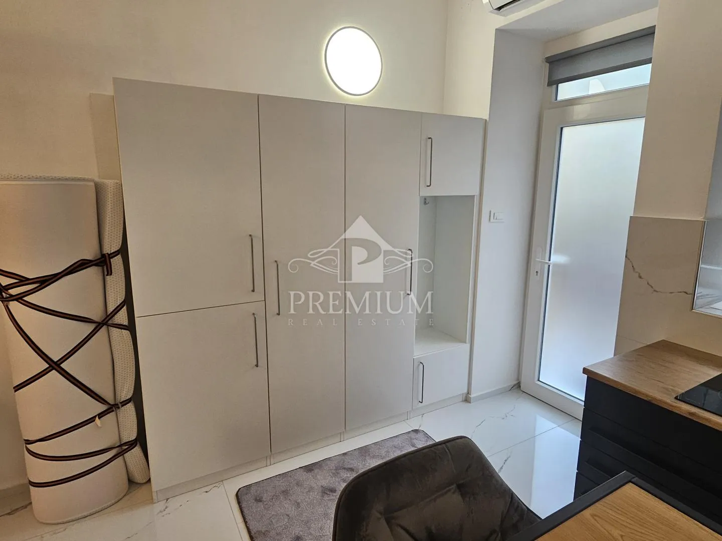studio apartman, blizina mora i centra - slika 8