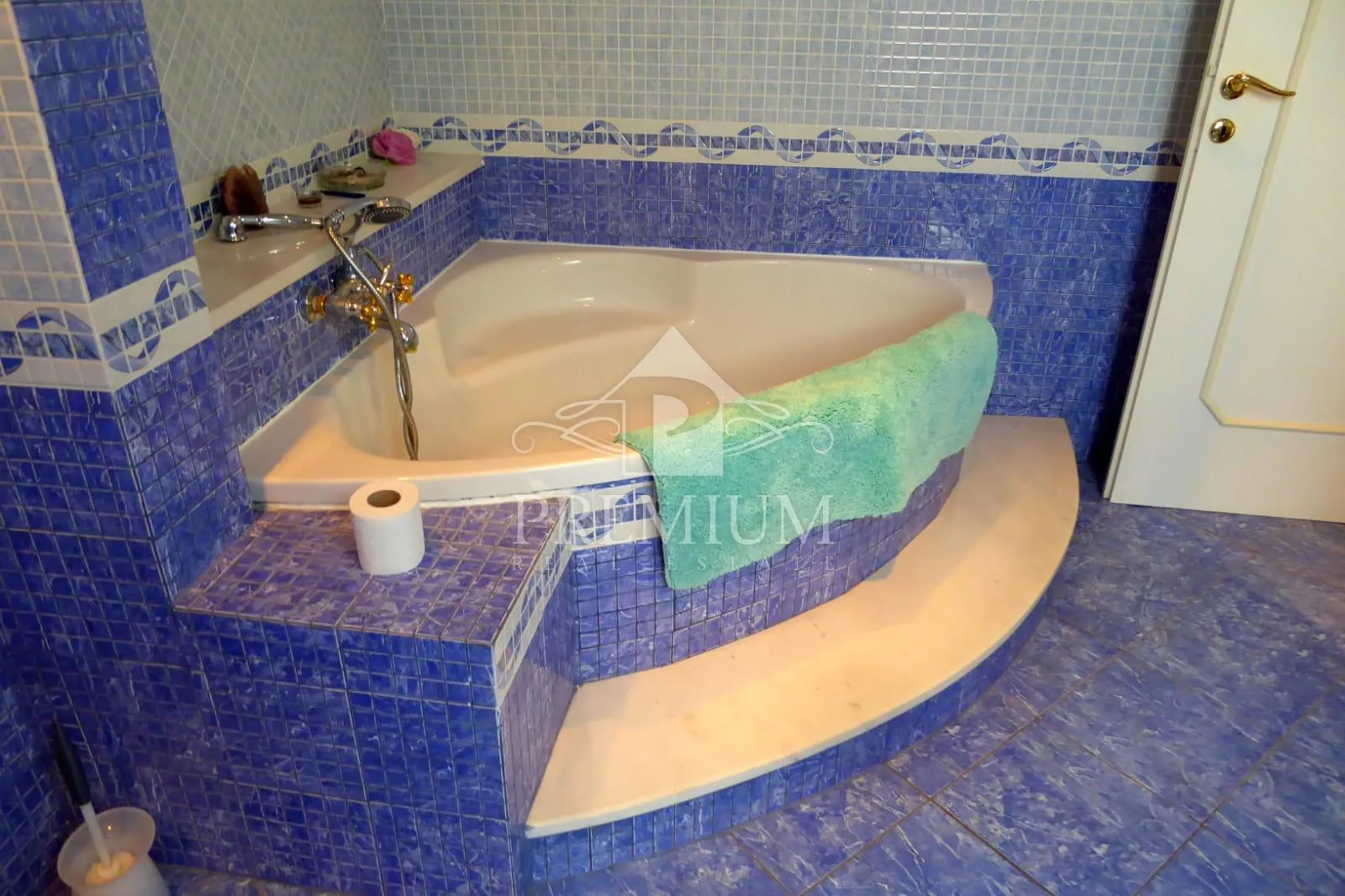 kuća sa tri stambene jedinice, okućnica, blizina centra - slika 11