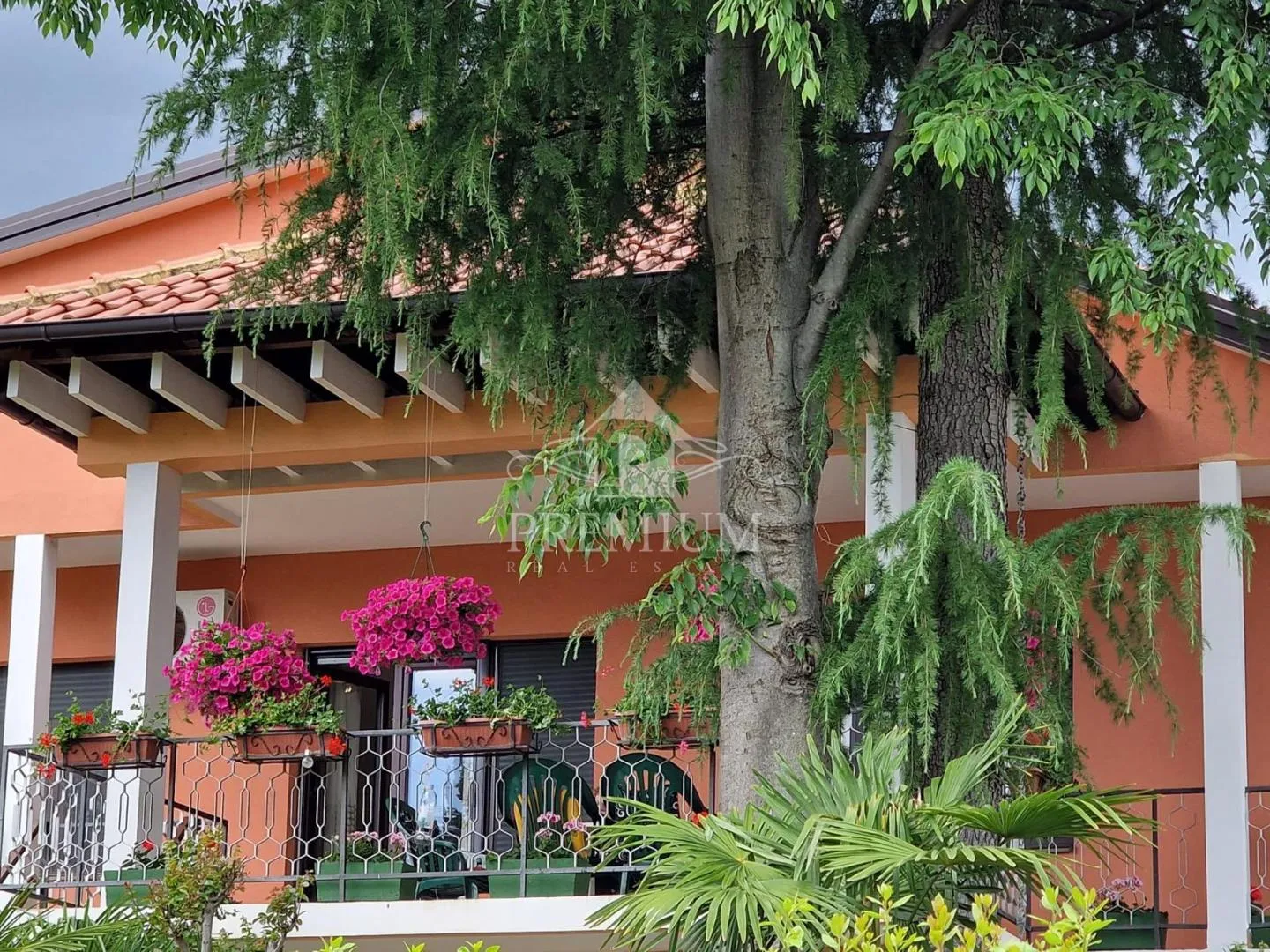 kuća na mirnoj lokaciji sa velikom okućnicom - slika 2