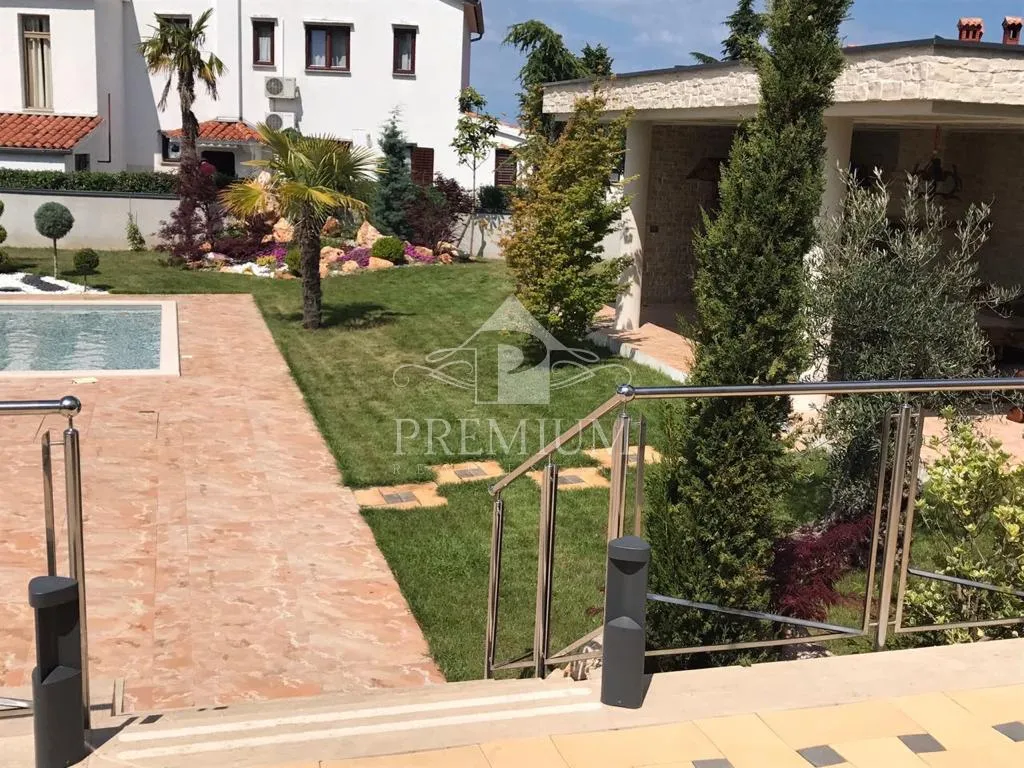 vila sa dva bazena, velika okućnica, blizina mora - slika 4