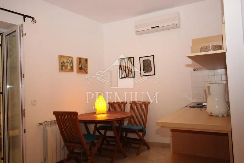 stara jezgra, kuća na 4 etaže, 5 apartmana, pogodno za razne djelatnosti - slika 21