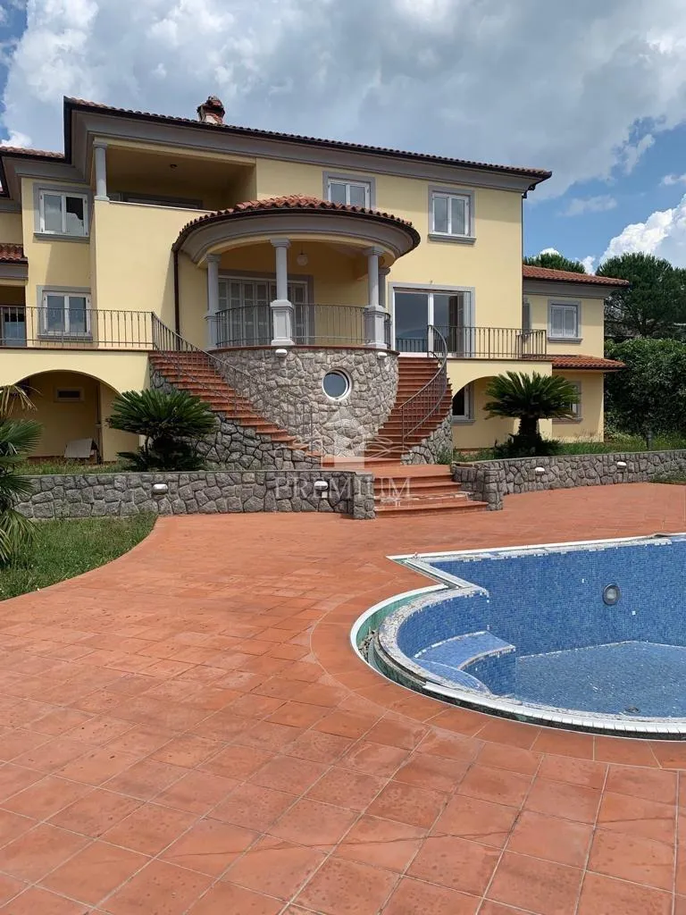 reprezentativna vila na mirnoj lokaciji - slika 2