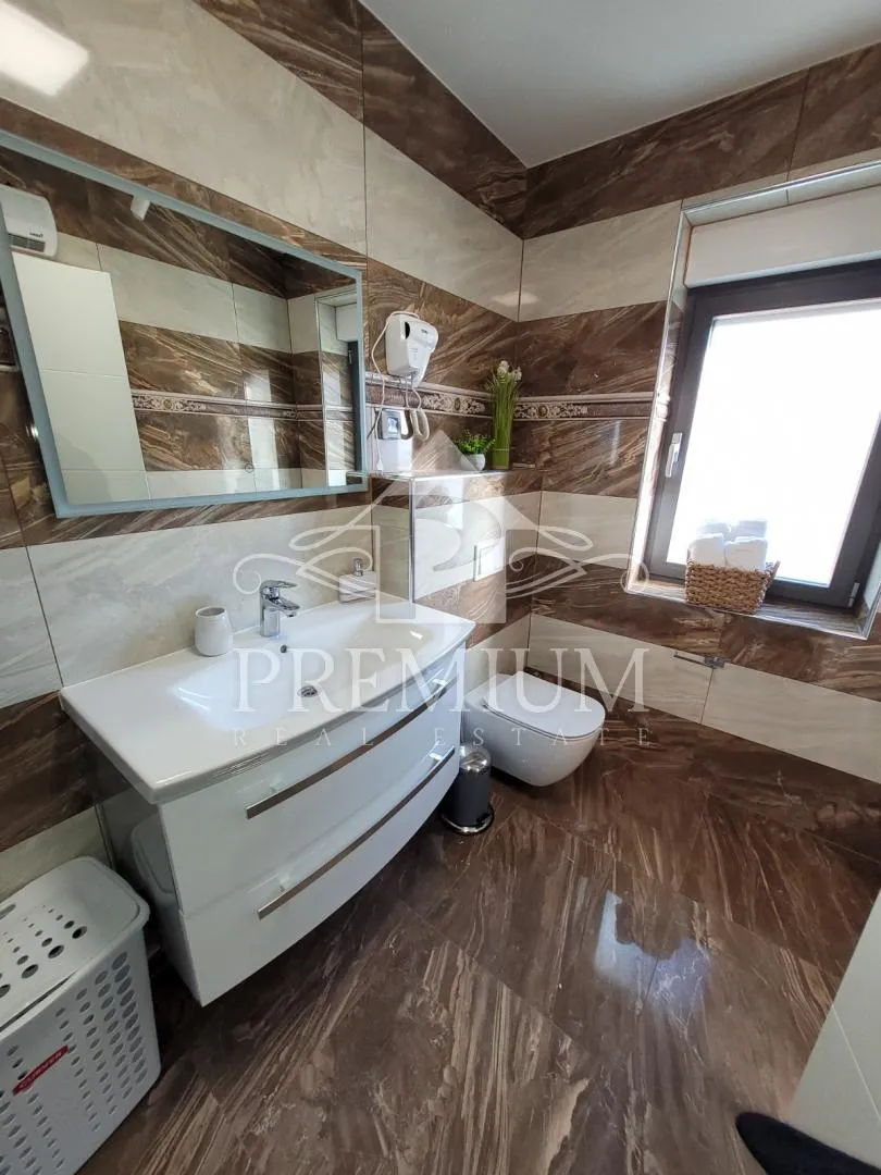 vila sa dva bazena, velika okućnica, blizina mora - slika 54