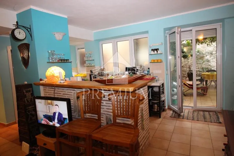 stara jezgra, kuća na 4 etaže, 5 apartmana, pogodno za razne djelatnosti - slika 8