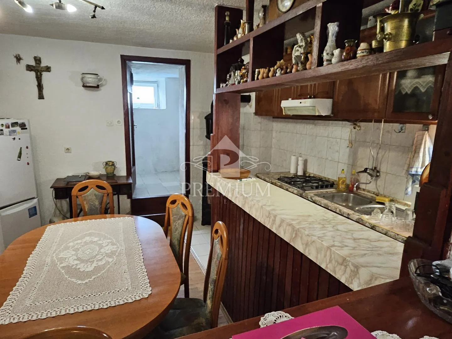 stan sa garažom i okućnicom, mirna lokacija - slika 9