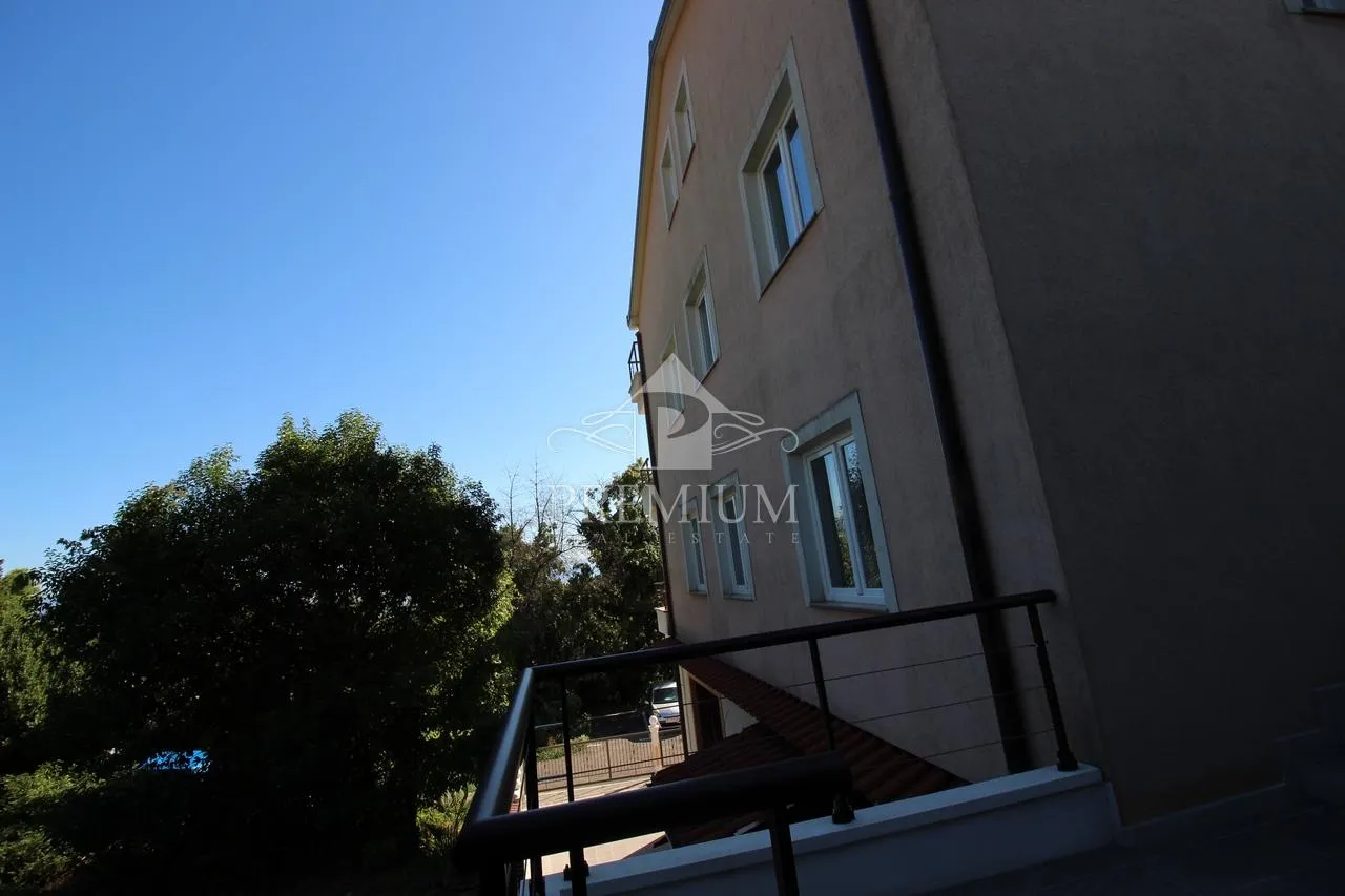 dvoetažni stan na mirnoj lokaciji, 2 balkona, otvoren pogled - slika 13