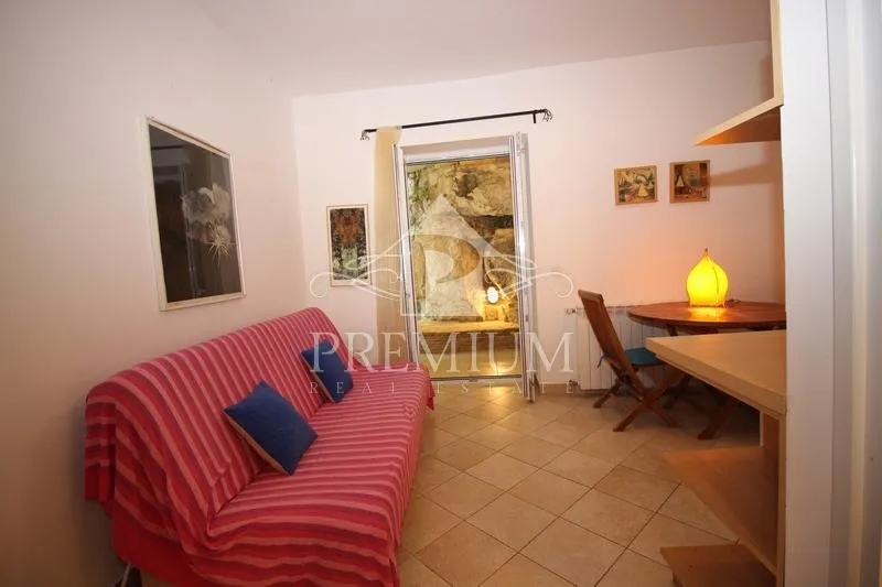 stara jezgra, kuća na 4 etaže, 5 apartmana, pogodno za razne djelatnosti - slika 22