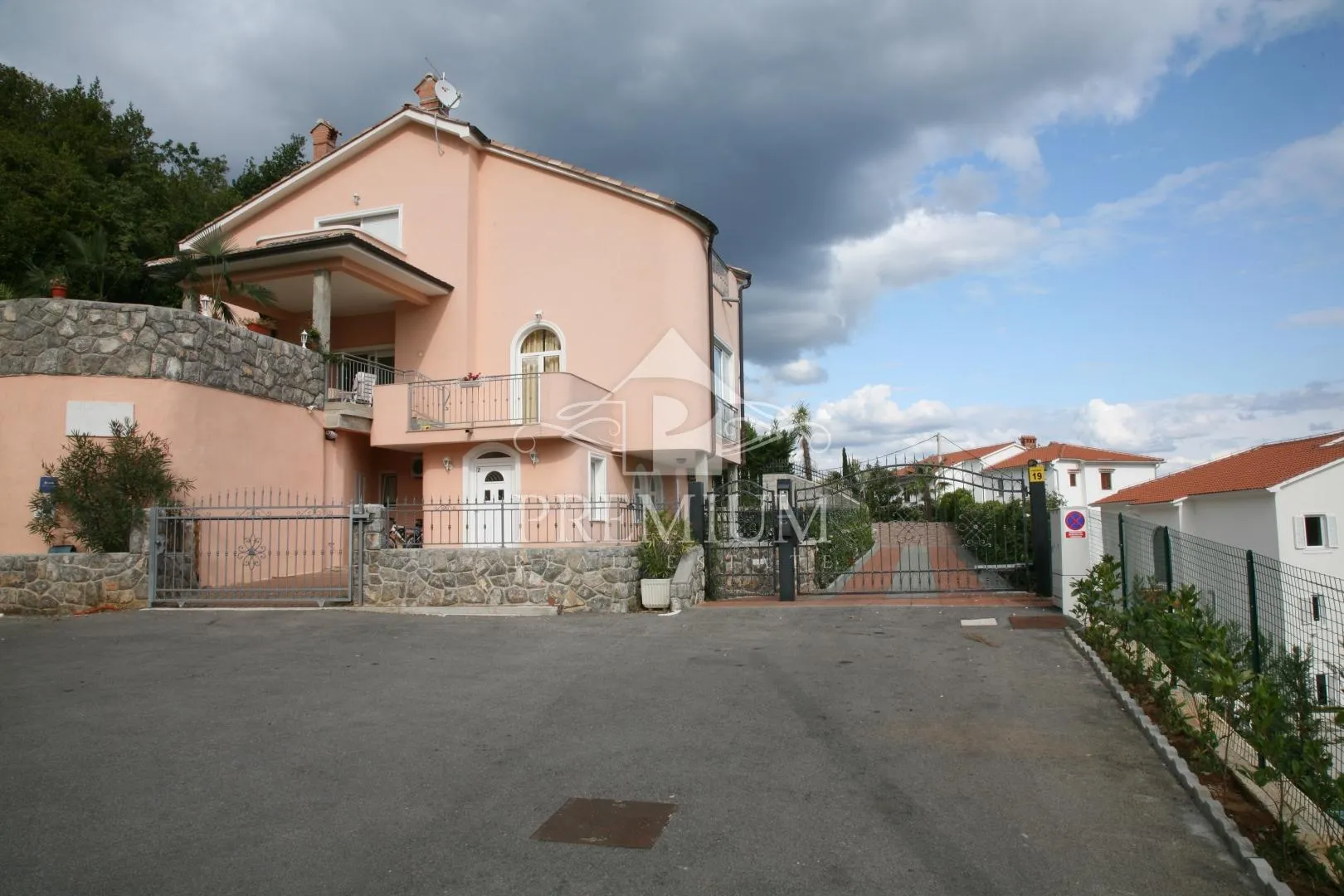 ičići - vila sa 7 stambenih jedinica, blizina mora - slika 2