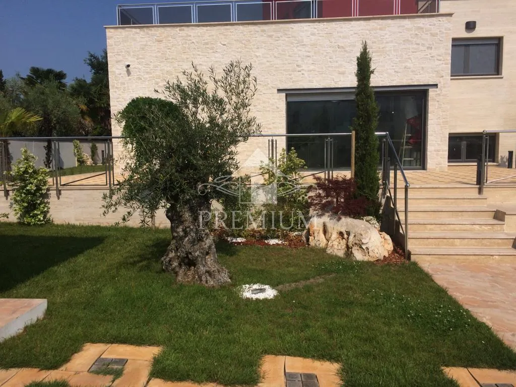 vila sa dva bazena, velika okućnica, blizina mora - slika 5