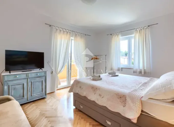 kuća sa tri apartmana, bazen, blizina mora, okućnica - slika 19