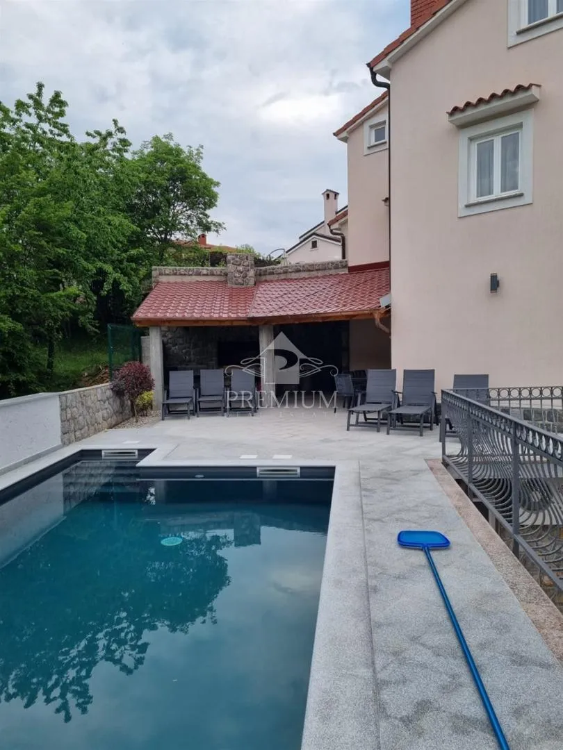 moderno uređena kuća s bazenom i okućnicom - slika 3