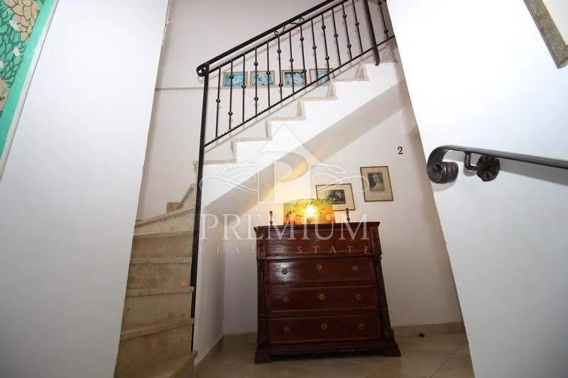 stara jezgra, kuća na 4 etaže, 5 apartmana, pogodno za razne djelatnosti - slika 16