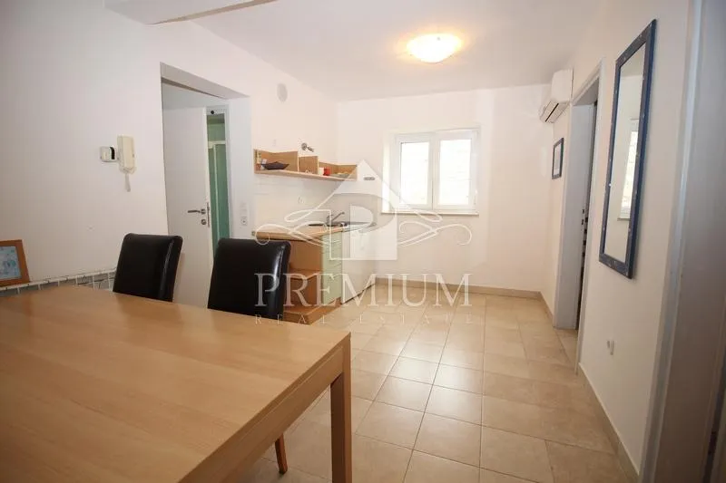 stara jezgra, kuća na 4 etaže, 5 apartmana, pogodno za razne djelatnosti - slika 31
