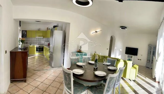 kuća sa tri apartmana, bazen, blizina mora, okućnica - slika 8