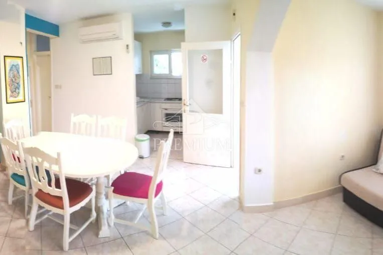 etaža kuće sa dva odvojena apartmana na mirnoj lokaciji - slika 11