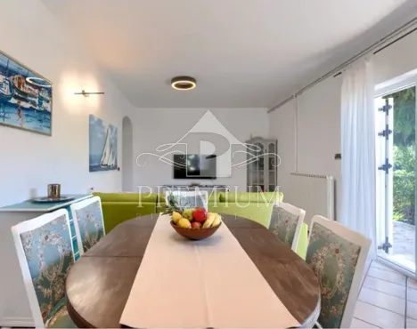 kuća sa tri apartmana, bazen, blizina mora, okućnica - slika 13