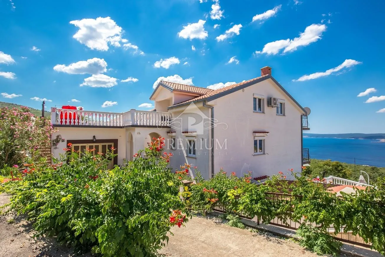 kuća sa bazenom i okućnicom, blizina mora - slika 2