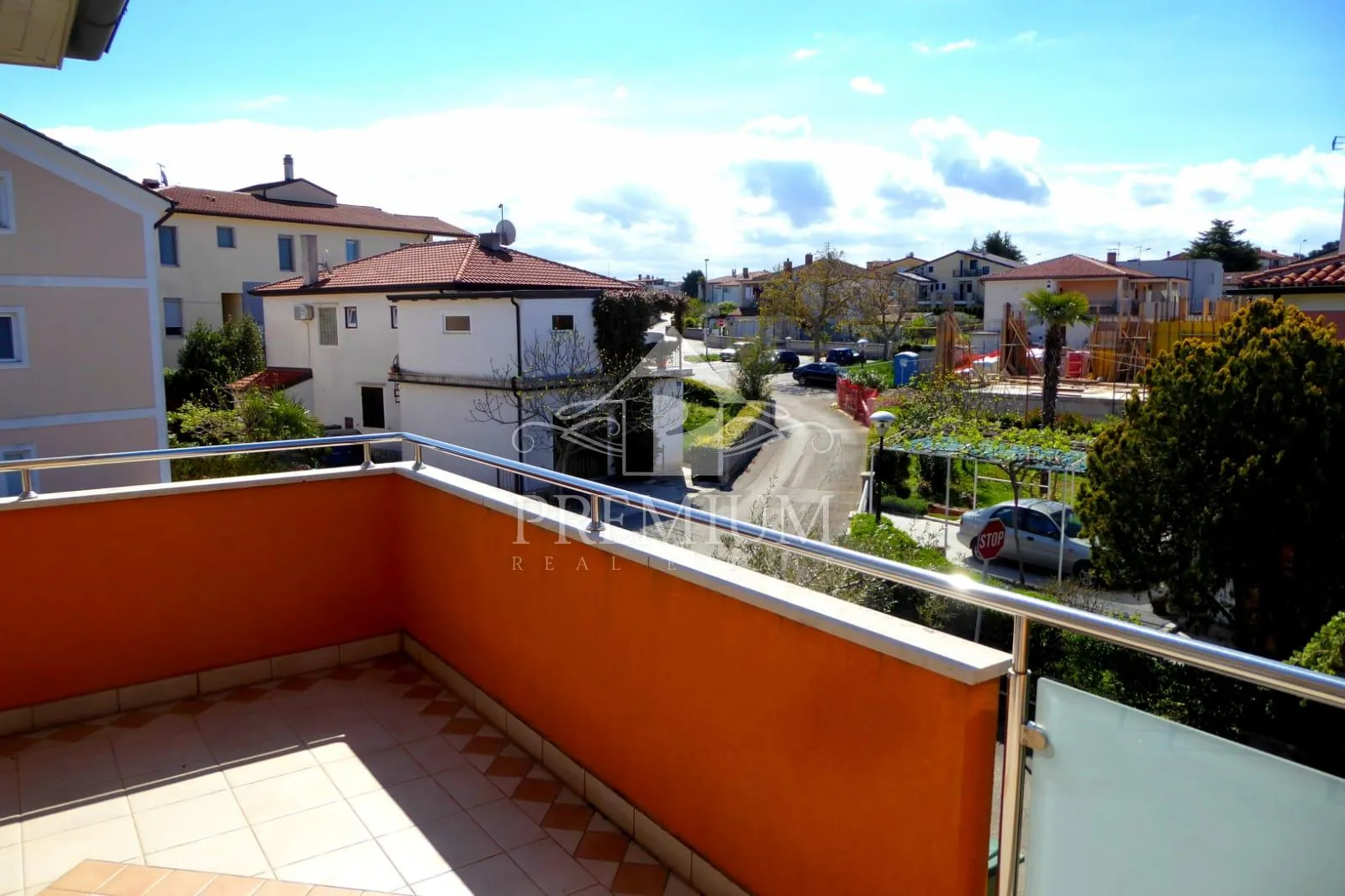 kuća sa tri apartmana, bazen, blizina mora, okućnica - slika 41