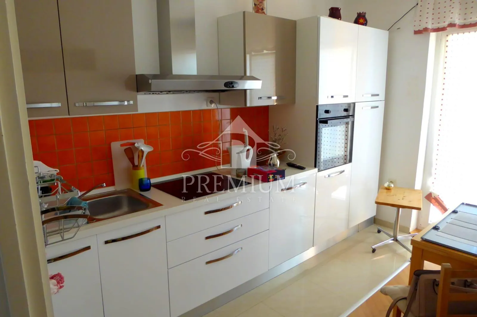 kuća sa tri apartmana, bazen, blizina mora, okućnica - slika 29