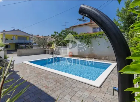 kuća sa tri apartmana, bazen, blizina mora, okućnica - slika 3