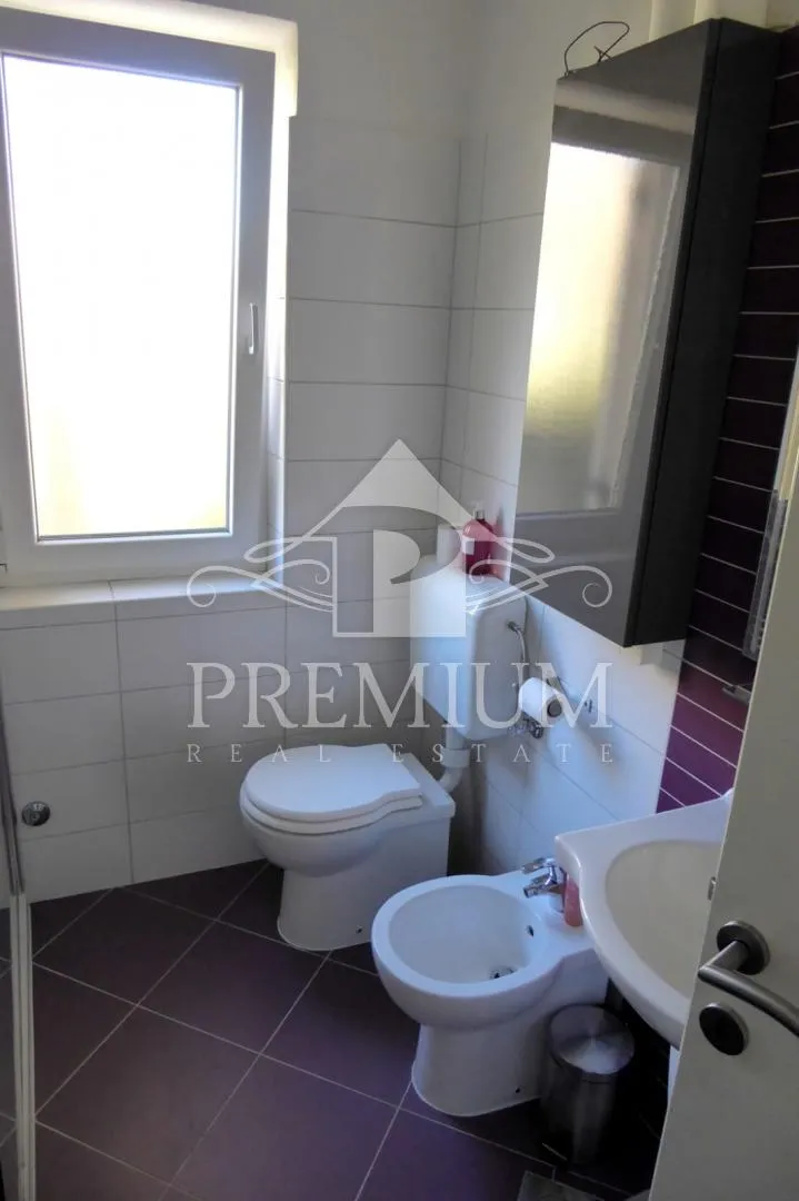 kuća sa tri apartmana, bazen, blizina mora, okućnica - slika 35