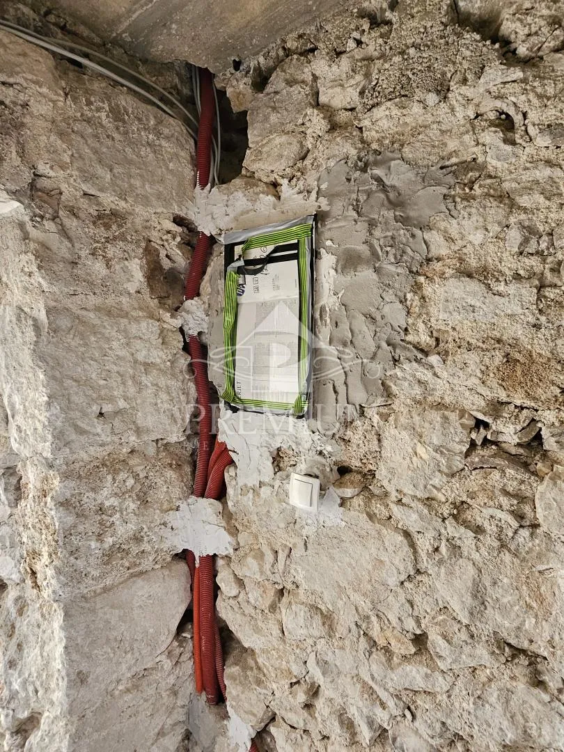 samostojeća stara kamena kuća - slika 18