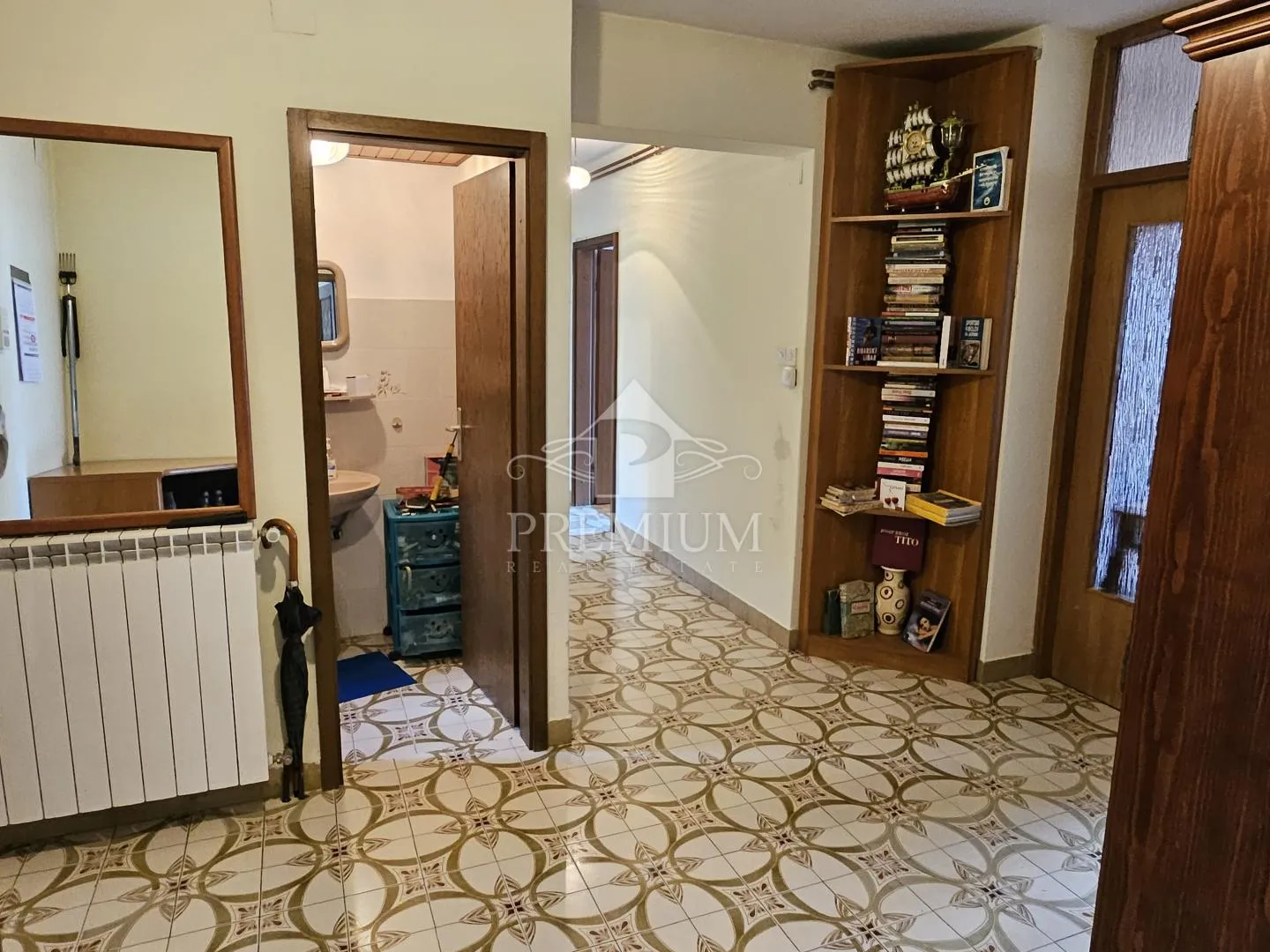 stan sa parkingom na mirnoj lokaciji - slika 14