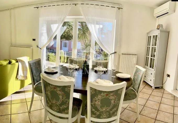 kuća sa tri apartmana, bazen, blizina mora, okućnica - slika 24