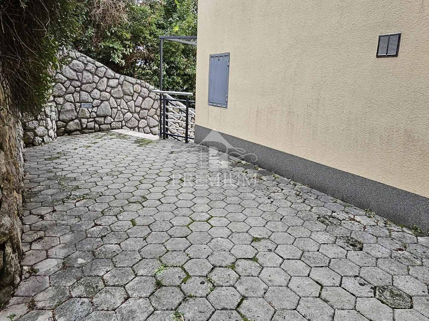 stan na mirnoj lokaciji, pogled, garaža - slika 49