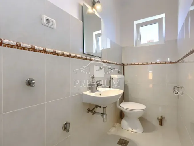kuća sa tri apartmana, bazen, blizina mora, okućnica - slika 22