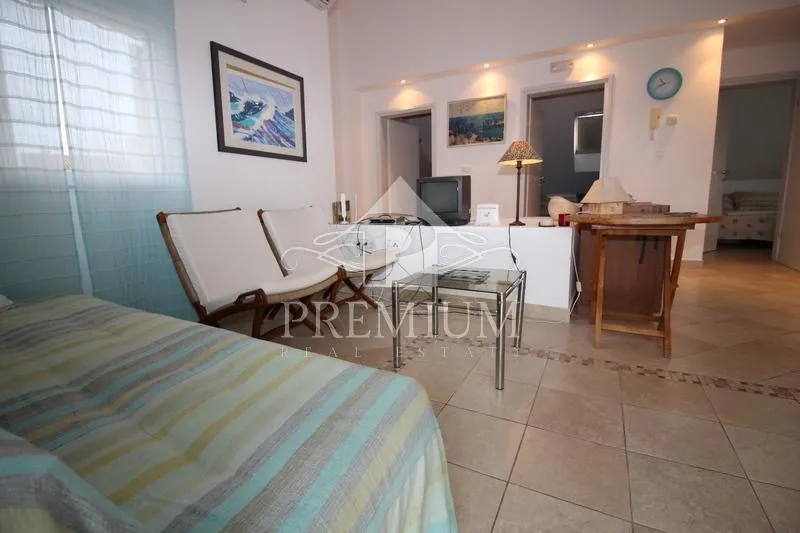 stara jezgra, kuća na 4 etaže, 5 apartmana, pogodno za razne djelatnosti - slika 49
