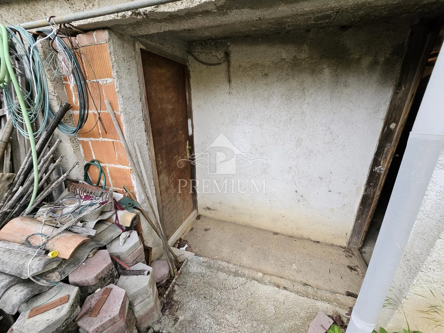 stan sa garažom i okućnicom, mirna lokacija - slika 26